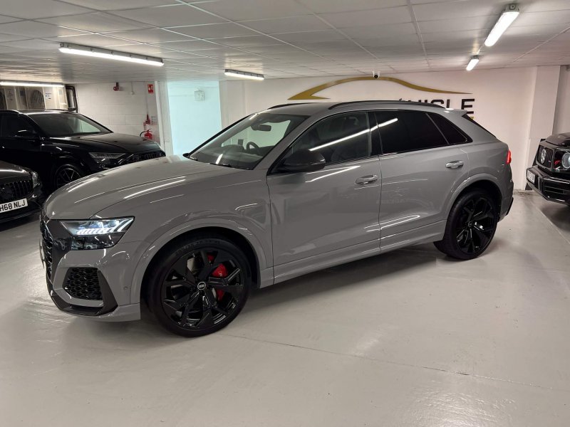 AUDI RSQ8