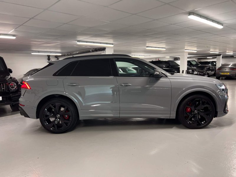 AUDI RSQ8