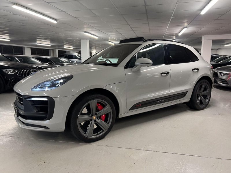 PORSCHE MACAN