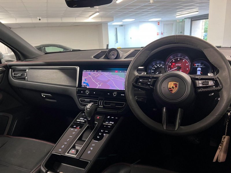 PORSCHE MACAN