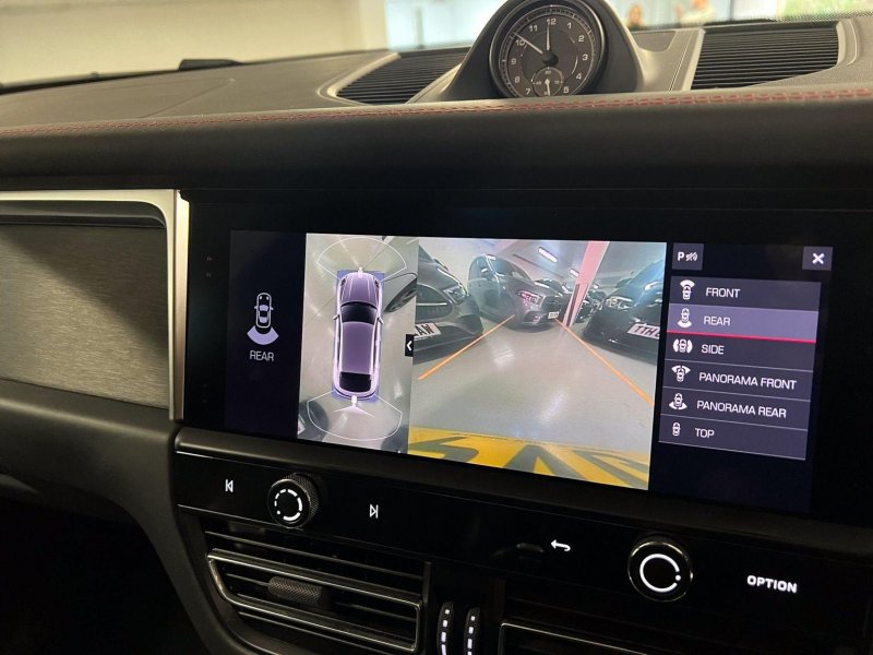PORSCHE MACAN