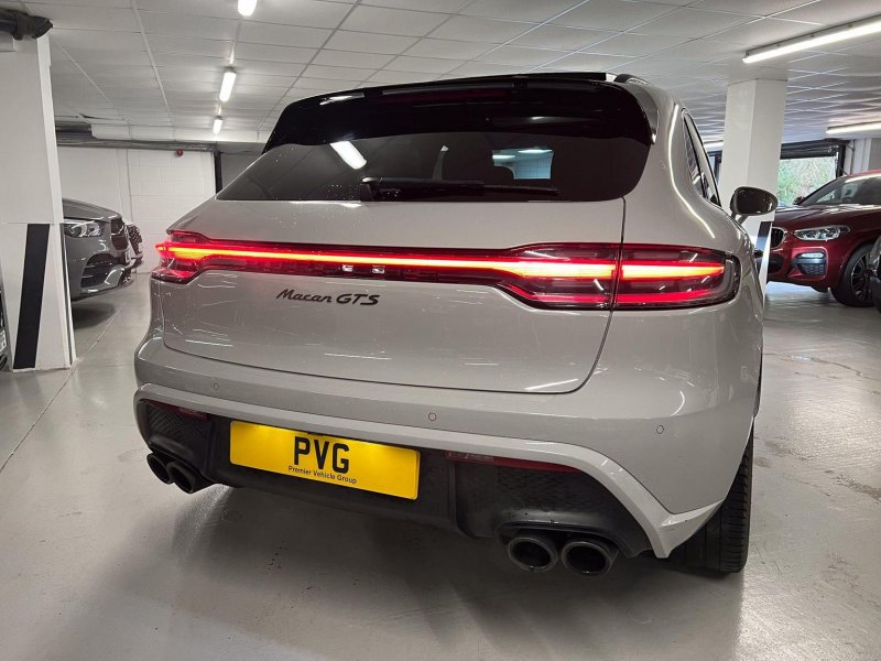 PORSCHE MACAN