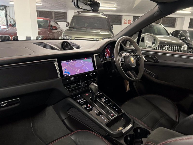 PORSCHE MACAN