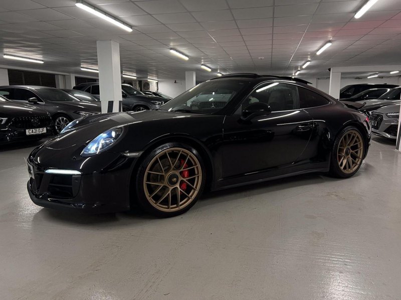 PORSCHE 911