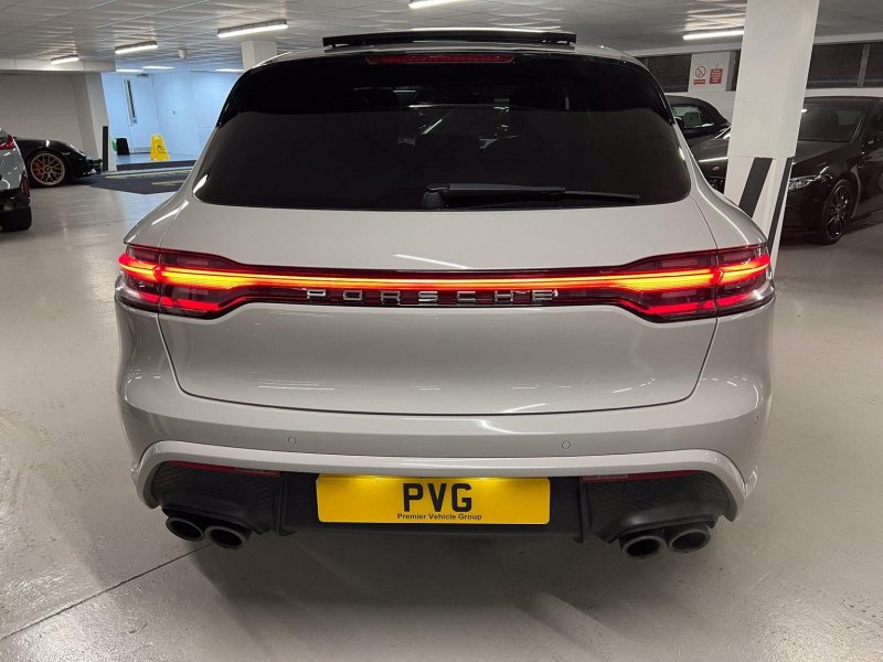 PORSCHE MACAN