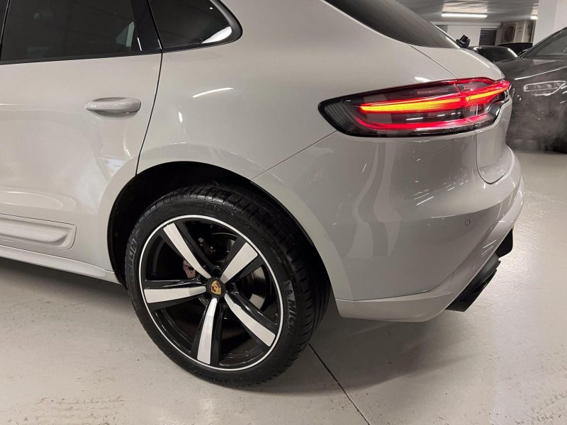 PORSCHE MACAN