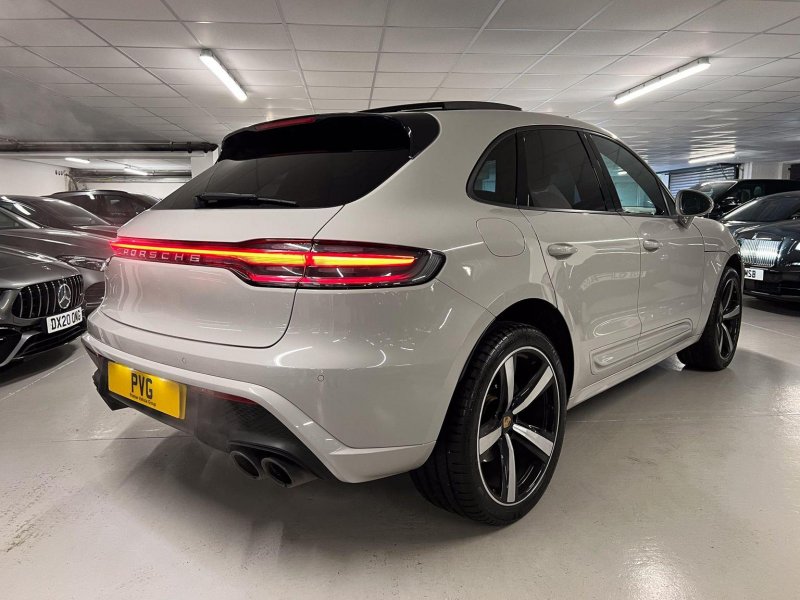 PORSCHE MACAN