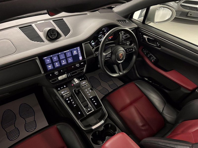 PORSCHE MACAN