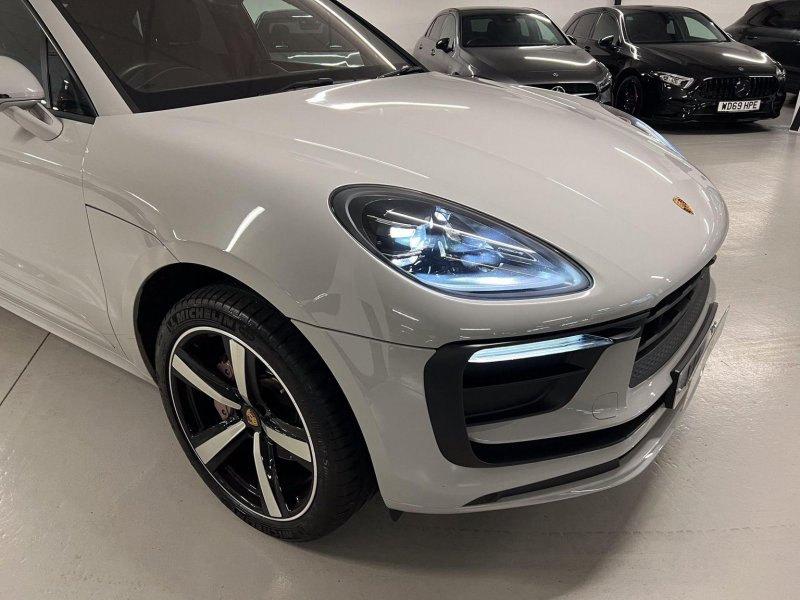 PORSCHE MACAN