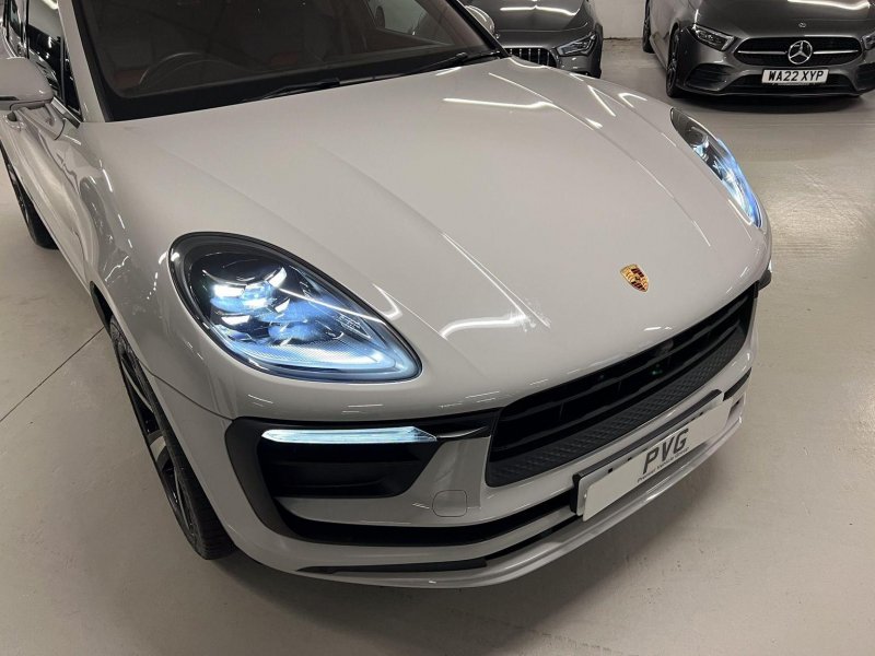 PORSCHE MACAN