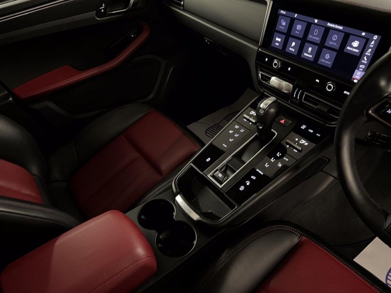 PORSCHE MACAN
